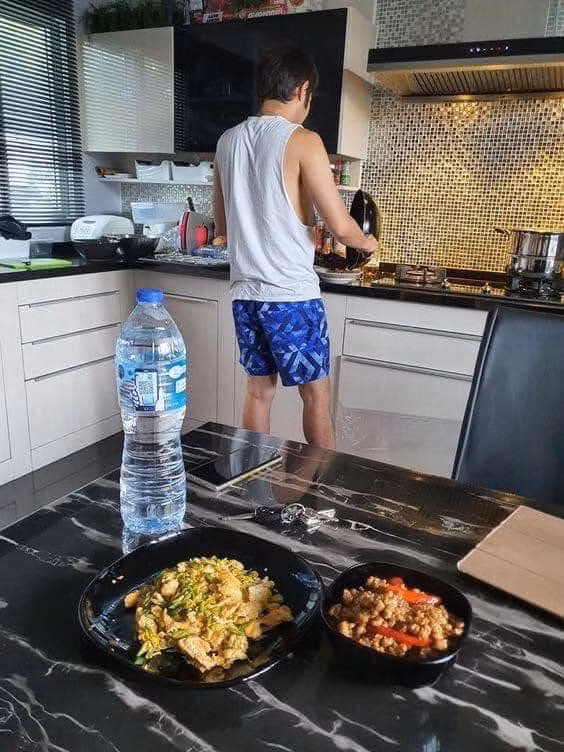 Những món ăn ông chồng làm khá đơn giản nhưng chắc là chứa chan rất nhiều tình cảm trong đó.