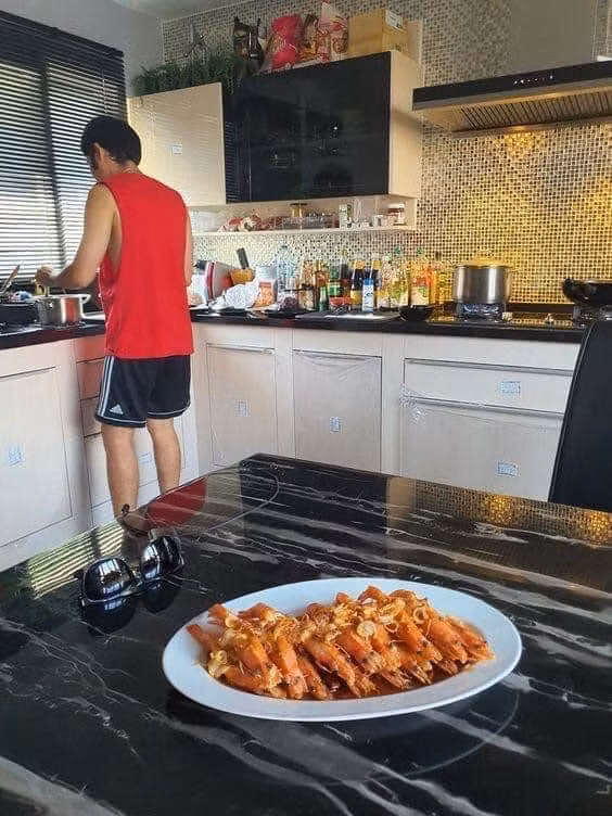 Có thể thấy, ông chồng này chưa chắc đã sở hữu một body 6 múi, thế nhưng là một người đảm đang thì không ai có thể cãi được.