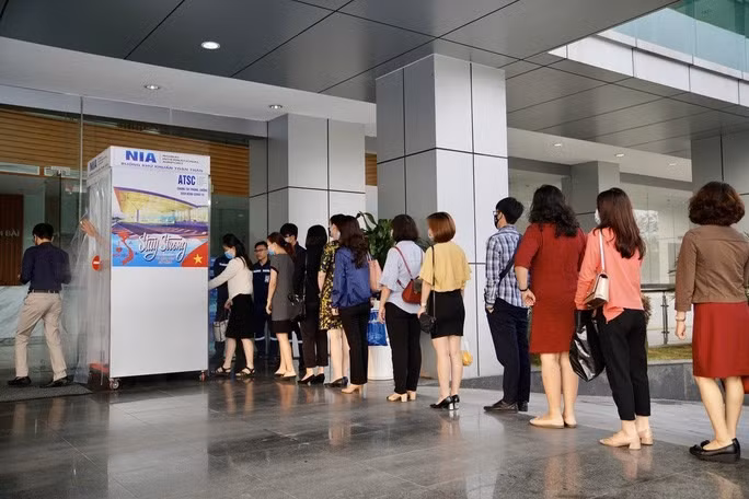 Sân bay Nội Bài vận hành buồng khử khuẩn toàn thân đón hàng trăm người về nước - Hình 4 San bay Noi Bai van hanh buong khu khuan toan than don hang tram nguoi ve nuoc-Hinh-4