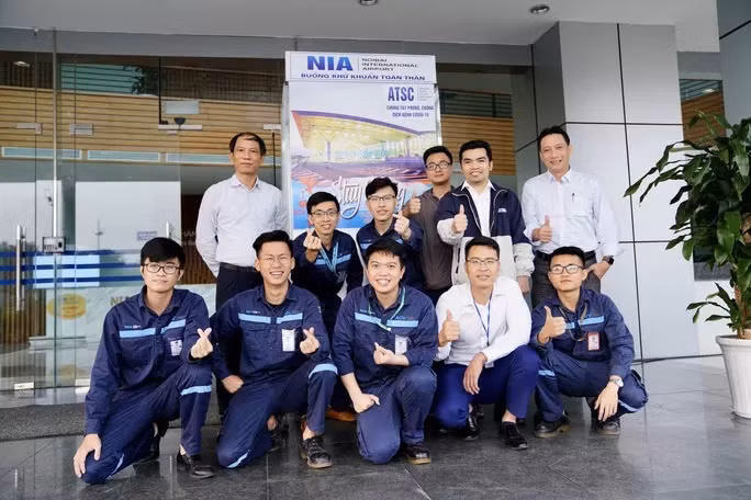 Sân bay Nội Bài vận hành buồng khử khuẩn toàn thân đón hàng trăm người về nước - Hình 3 San bay Noi Bai van hanh buong khu khuan toan than don hang tram nguoi ve nuoc-Hinh-3