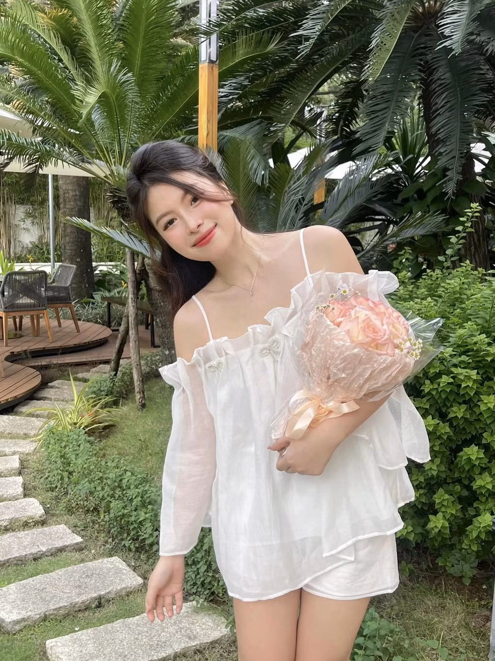 Cô nàng từng được ví von là "hot girl kính cận" với nhan sắc xinh đẹp và làn da trắng không tì vết.