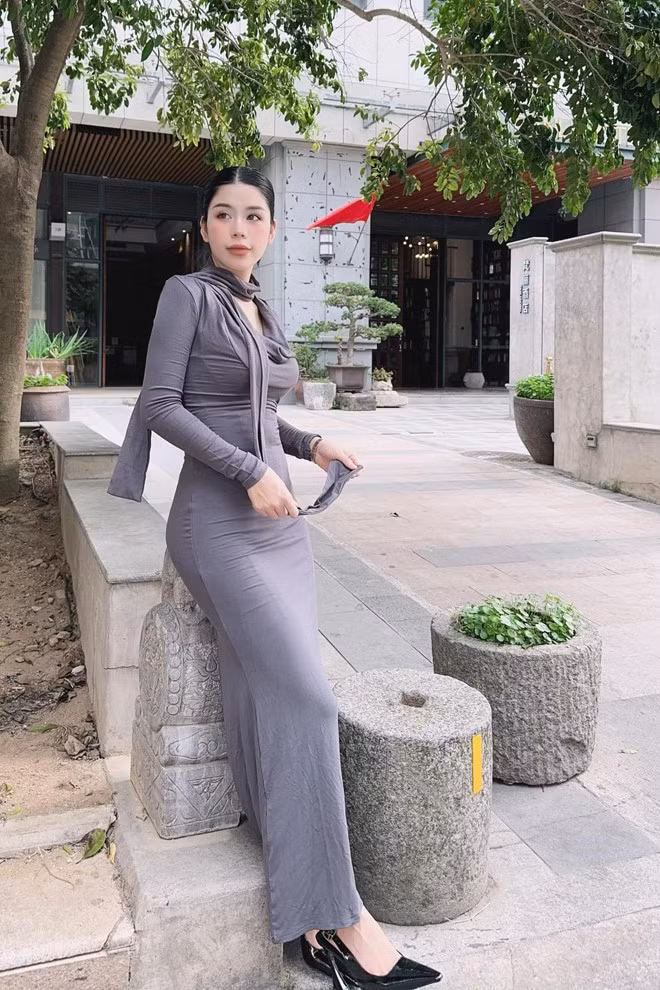Sau khi kết hôn, Hằng và chồng thường xuyên đưa các con đi du lịch khắp nơi trên chiếc xe di động của mình. Những chuyến đi này không chỉ giúp các con tiếp xúc và học hỏi về văn hóa, địa lý một cách thực tế mà còn thuận tiện cho việc kinh doanh của cả hai.