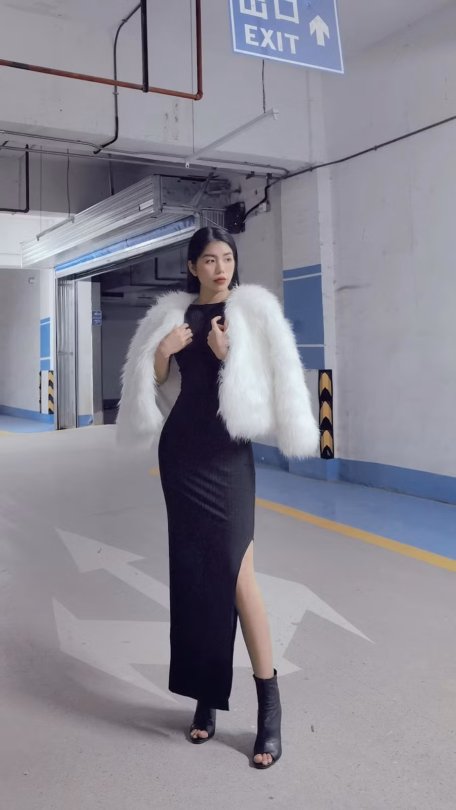 Dù đã có con, thế nhưng Hằng Du Mục vẫn giữ được vóc dáng vạn người mơ ước, cô nàng sở hữu vòng theo thon gọn và thân hình gợi cảm.