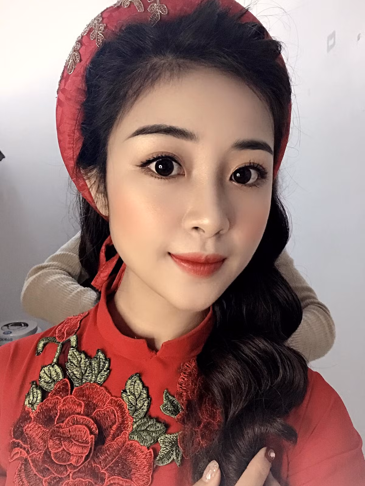 Thế nhưng sau đám cưới với Phan Văn Đức, cô nàng sẽ mất đi một lượng người theo dõi kha khá vì nhan sắc quá ảo của bản thân. Thậm chí có người cho biết Nhật Linh phải "chỉnh nát máy" mới có thể xinh đẹp được như trên hình.