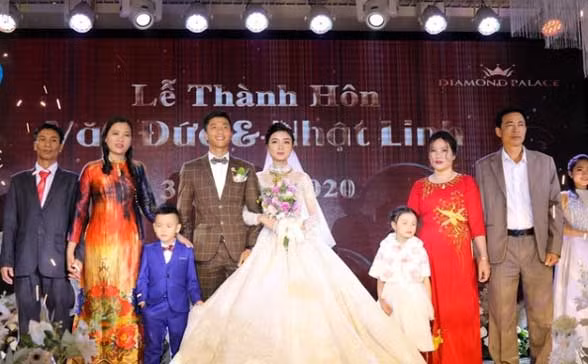 Nhật Linh khi đứng cạnh Văn Đức có luôn mặt to hơn cả chồng khiến ai nấy đều thất vọng vì nhan sắc thật của "hot girl mầm non" đình đám trên mạng xã hội.