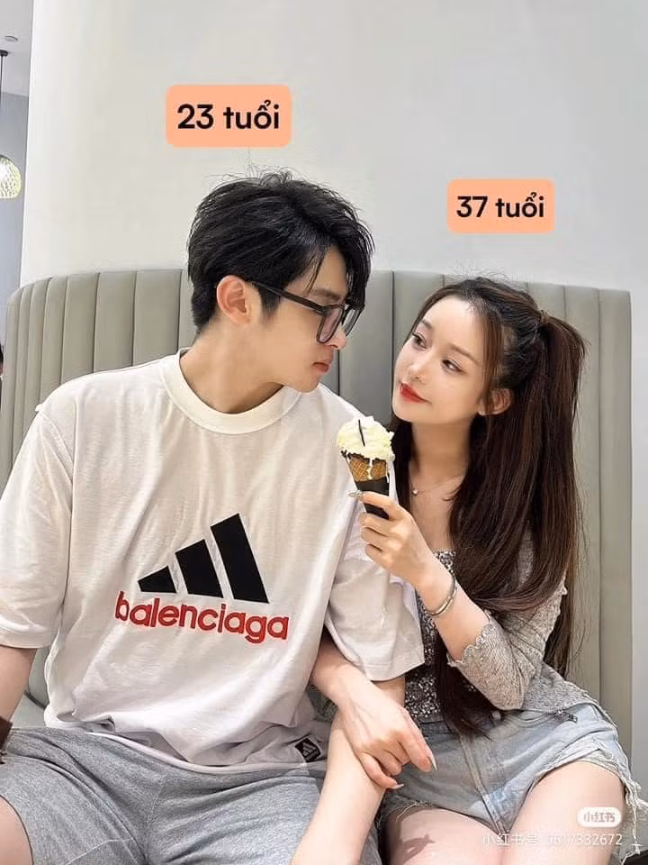 Cặp đôi này thì còn "bá đạo" hơn. Khi bạn nữ hơn bạn nam những 14 tuổi. Tuy nhiên trông cô nàng như chỉ mới vừa đôi mươi.