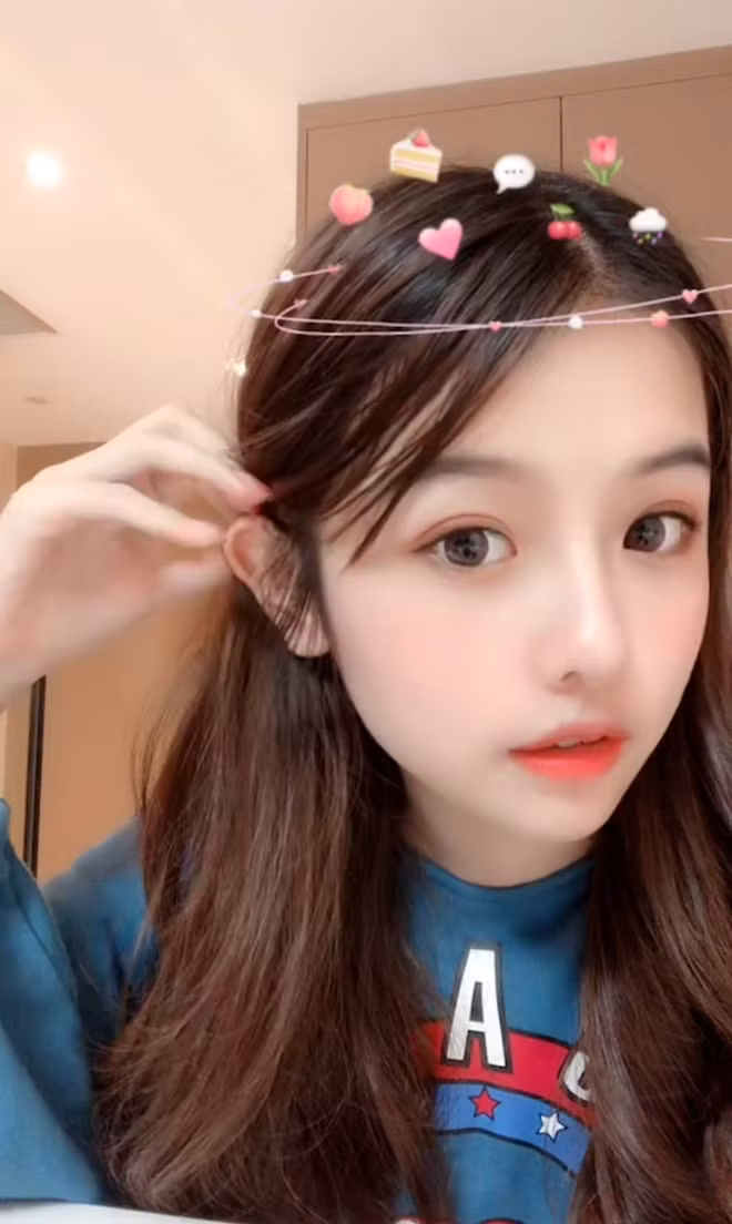 Tiểu Trảo Kỷ vốn nổi tiếng với những video khoe nhan sắc xinh lung linh không tì vết. Hot girl mạng này sở hữu gương mặt nhỏ nhắn, đôi mắt to tròn, sống mũi cao thẳng, làn da trắng,... khiến các fan phát cuồng.