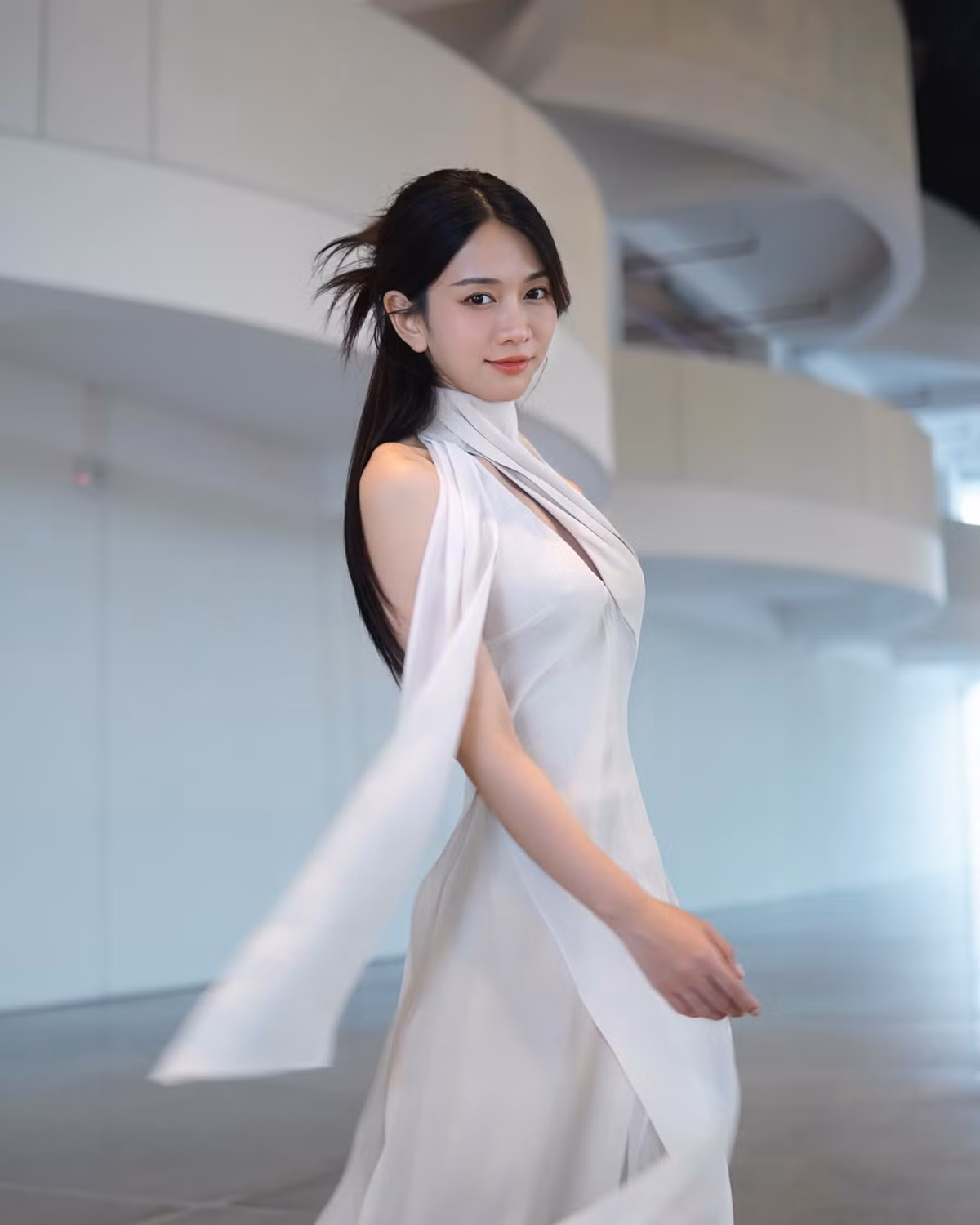 Lê Bống hiện tại đã không còn gắn với tranh cãi trên MXH về cách ăn mặc hay biểu cảm mà trở nên điềm đạm và trưởng thành hơn rất nhiều.