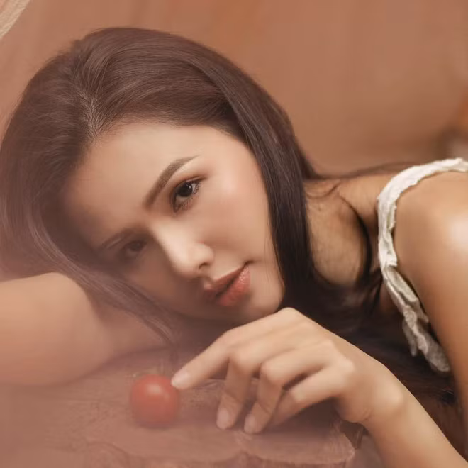 Người đẹp sinh năm 1990 từng giành giải thưởng trong các cuộc thi nhan sắc như: Miss khả ái của trường Đại học Sân khấu điện ảnh năm 2010, Miss Mạng xã hội tầm tay năm 2010.