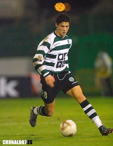 Cristiano Ronaldo: Chàng trai Ronaldo mặt nhiều tàn nhang, gầy gò và có phần sốc nổi đã tập cùng đội 1 Sporting Lisbon vào năm 16 tuổi và sắp có trận đá chính đầu tiên. Mẹ của Ronaldo được đưa tới từ đảo Madeira để giúp anh vượt qua nỗi nhớ nhà. Anh trở thành cầu thủ đầu tiên trong lịch sử Sporting chơi cho các đội U16, U17, U18, đội B và đội 1 chỉ trong một mùa giải. Ở trận ra mắt tại giải vô địch BĐN, anh đã ghi 2 bàn, nhưng khi đó Ronaldo đã qua tuổi 17.