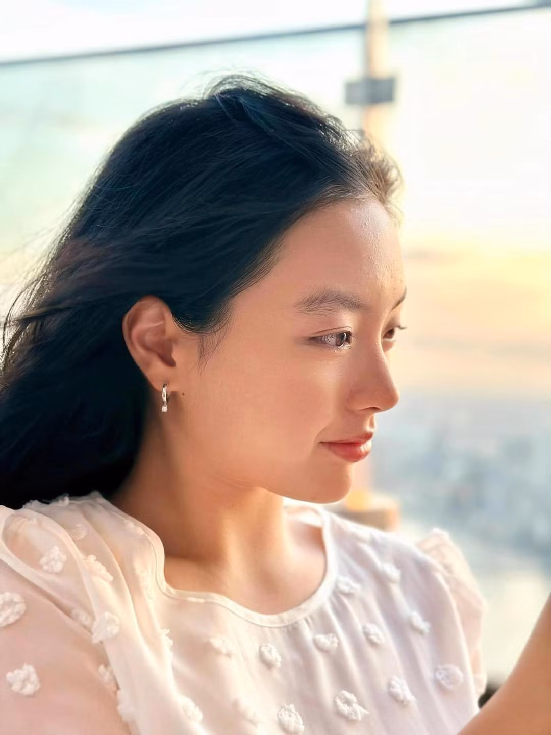 Ở hiện tại, Suti không còn là một nhóc tỳ mũm mĩm, hay khóc nhè mà "lột xác" thành một cô nàng cao lớn, xinh đẹp. Mới đây, trên trang cá nhân, siêu mẫu Thúy Hạnh vừa chia sẻ hình ảnh mới nhất của ái nữ nhà mình.