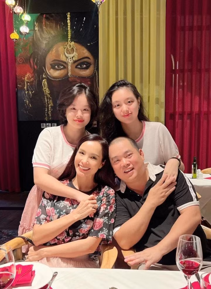 Gia đình siêu mẫu và nhạc sĩ hạnh phúc viên mãn bên 2 cô con gái xinh đẹp.