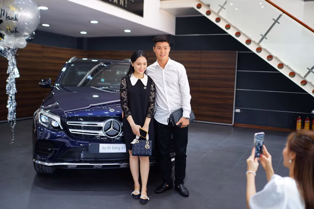 Vậy là sau Duy Mạnh, trung vệ Bùi Tiến Dũng, thủ môn Bùi Tiến Dũng, Tiến Linh chính thức nhập hội cầu thủ đi xe sang.