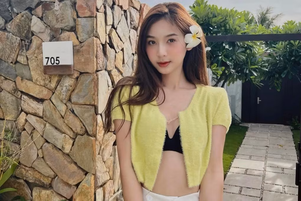 Phùng Hà Thương (SN 2001, Nghệ An) không chỉ sở hữu nhan sắc xinh đẹp mà con có học vấn cực ấn tượng. Cô từng theo học chuyên ngành Quản trị Kinh doanh Quốc tế tại Đại học Kinh tế Quốc dân.