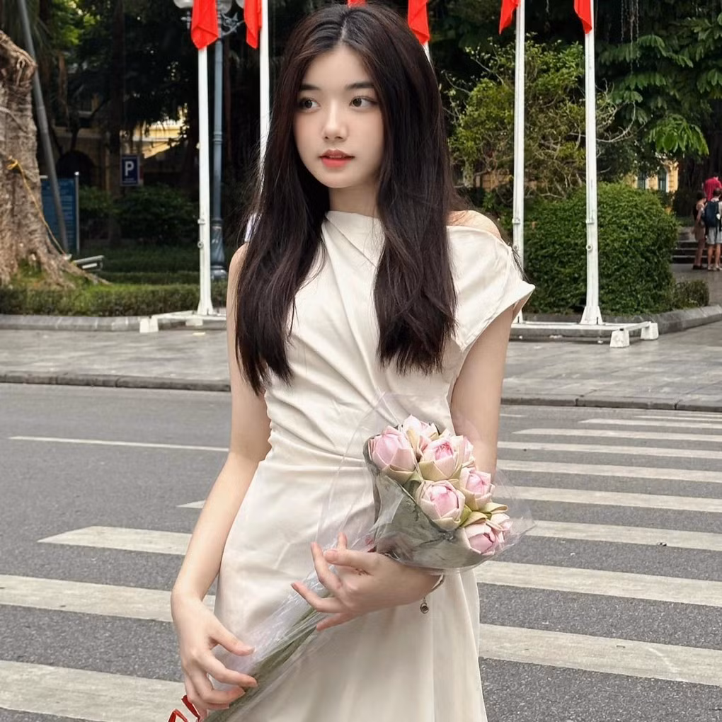 Với gương mặt xinh đẹp, ngoại hình nổi bật, Quỳnh Trương nhanh chóng thu hút hơn 1,8 triệu lượt theo dõi trên nền tảng TikTok và được khán giả ưu ái gọi bằng danh xưng "mỹ nhân ăn uống".