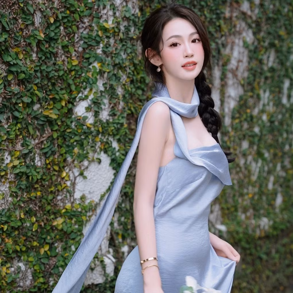 Sở hữu chiều cao nổi bật 1,70m và số đo 84-60-93cm, cô nàng hoạt động trong lĩnh vực người mẫu ảnh, ngoài ra Minh Anh còn là trợ lý đối ngoại trong một công ty.