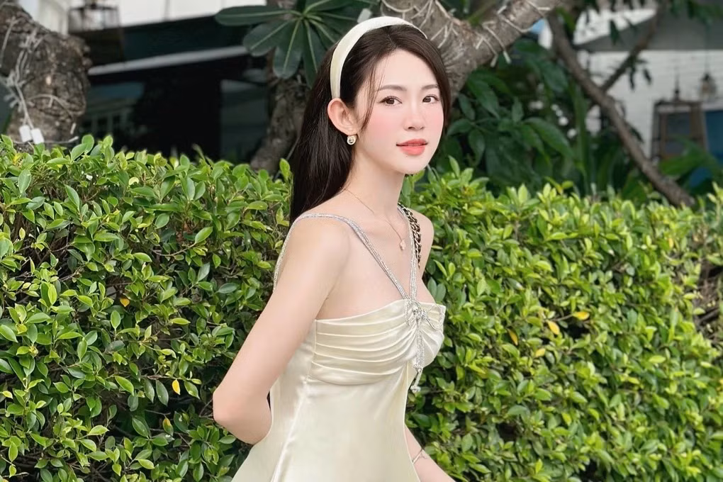 Đậu Hải Minh Anh (SN 1999, Nghệ An) tốt nghiệp ngành Luật tài chính ngân hàng, Đại học Kinh tế - Luật, Đại học Quốc gia TPHCM. Cô nàng sở hữu nhan sắc ngọt ngào, mỏng manh nhìn là muốn che chở.