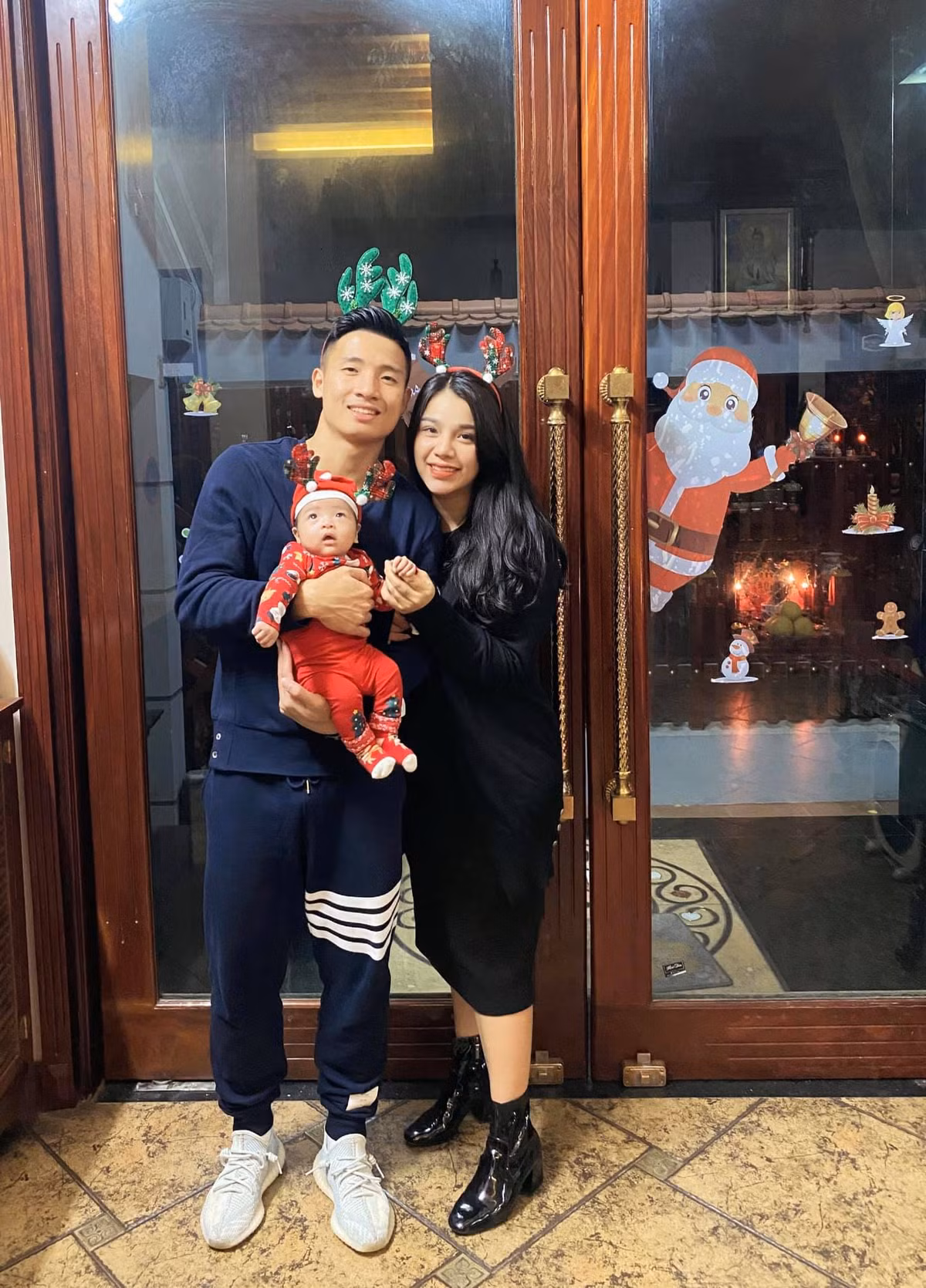Tuệ An được biết đến là Rich Kid đích thực bởi dù vẫn còn bé tí nhưng đã được gia đình cưng chiều, thường xuyên sử dụng đồ hiệu.