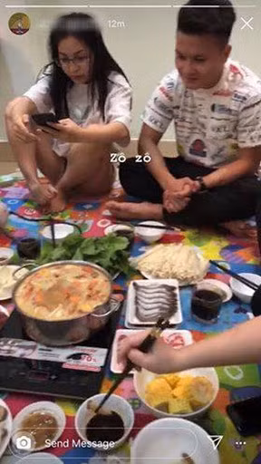 Ngay tôi hôm sau, cặp đôi lộ khoảnh khắc ăn uống cùng bạn bè với nhau tại nhà riêng. Lúc này, tin đồn tái hợp rộ lên.