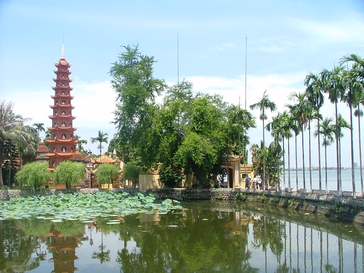 Chùa Trấn Quốc là ngôi chùa cổ nổi tiếng linh thiêng với lịch sử 1500 năm tại Hà Nội. Chùa nằm trên đường Thanh Niên, quân Tây Hồ. Bên cạnh cầu duyên, nhiều người tới đây với hy vọng cầu bình an và sức khoẻ.