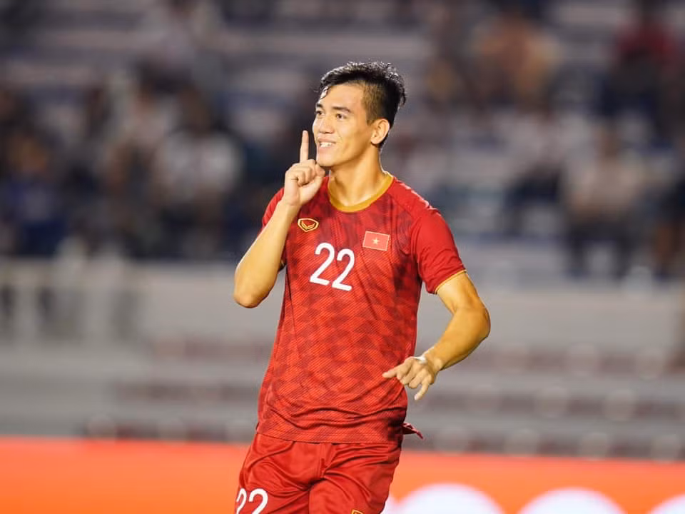 Trước Thành Chung, Tiến Linh cũng là nạn nhân của Đức Huy khi bị anh gọi là "Linh ốc hương" và doạ bắt vừa ăn cơm vừa quỳ nếu dám có thái độ chảnh.