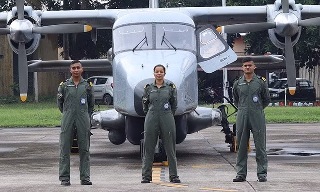 Cô được đào tạo cơ bản tại Học viện Hải quân Ấn Độ năm 2018 và từng tham gia huấn luyện cùng phi đội không quân hải quân Ấn Độ INAS 550 ở Kochi, phía tây nam bang Kerala.