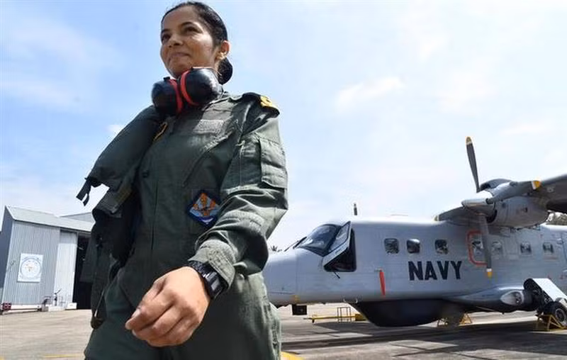 Là một trong số ít phụ nữ tham giao vào lực lượng hải quân Ấn Độ, Shivangi cho biết bản thân được mọi người giúp đỡ rất nhiều. "Nhờ có phi đội và những người hướng dẫn, tôi mới có được ngày hôm nay" - Nữ phi công chia sẻ.