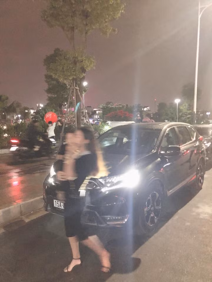 "Không hiểu chụp cái gì luôn đấy", "Bạn trai mà chụp ảnh mình thế này chắc hết đường về nhà luôn" - Dân mạng bực tức bình luận.