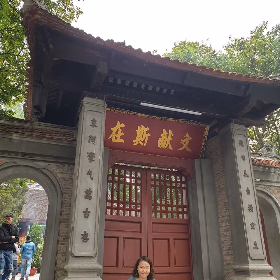 Không hiểu chụp người hay chụp cánh cổng là chính đây.
