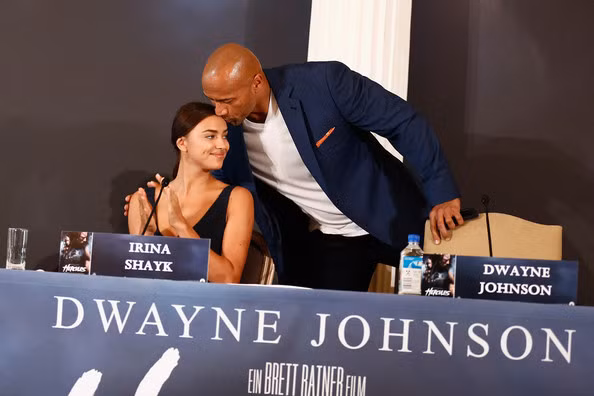 Cử chỉ yêu thương được Dwayne Johnson trao Irina.