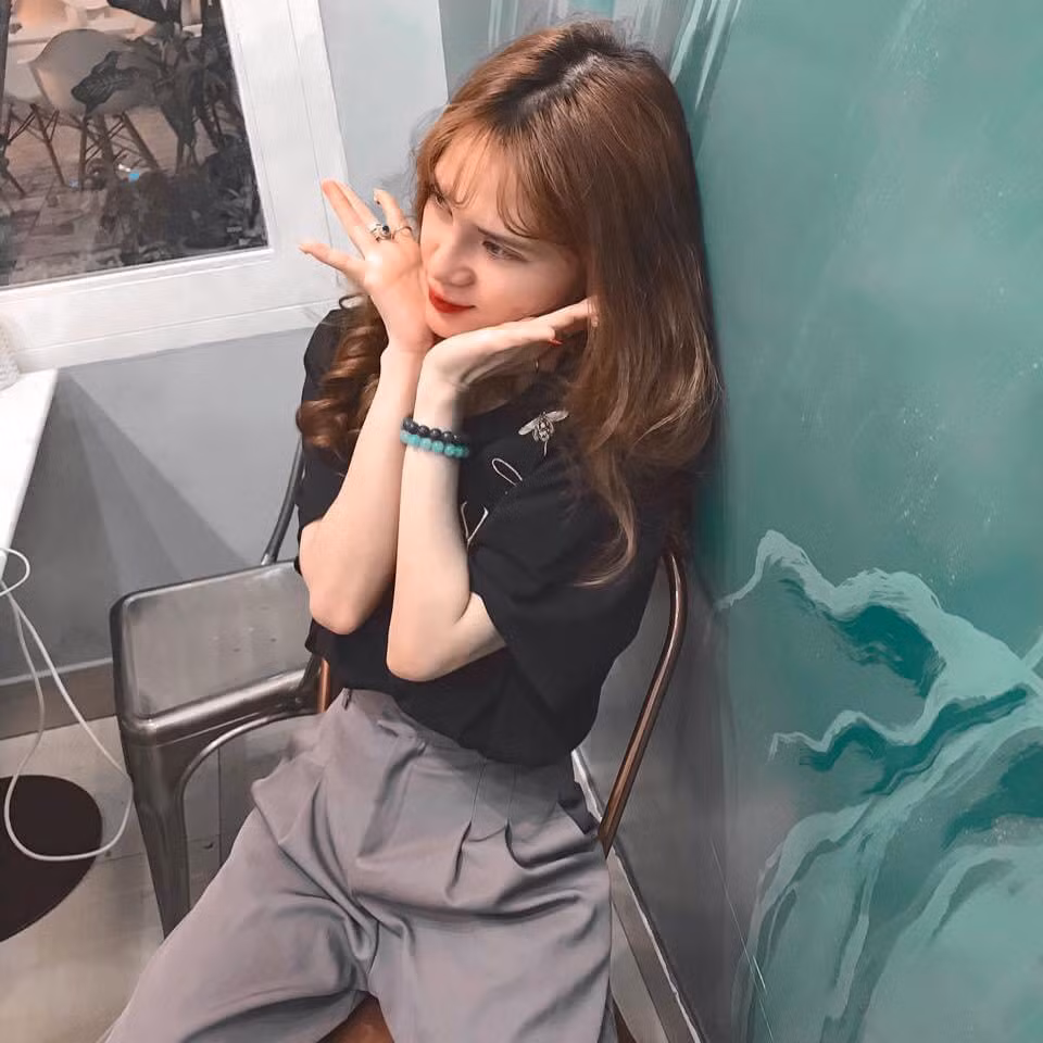 "Có lần, bạn bè còn gọi mình bằng cái tên Voldemortchỉ vì dáng mũi lân, từng bị nói là có "hàm răng nanh", rồi là bà già, mặt gì như người chuyển giới nữa. Mình từng khóc nhiều lắm" - Mỹ Hạnh kể.