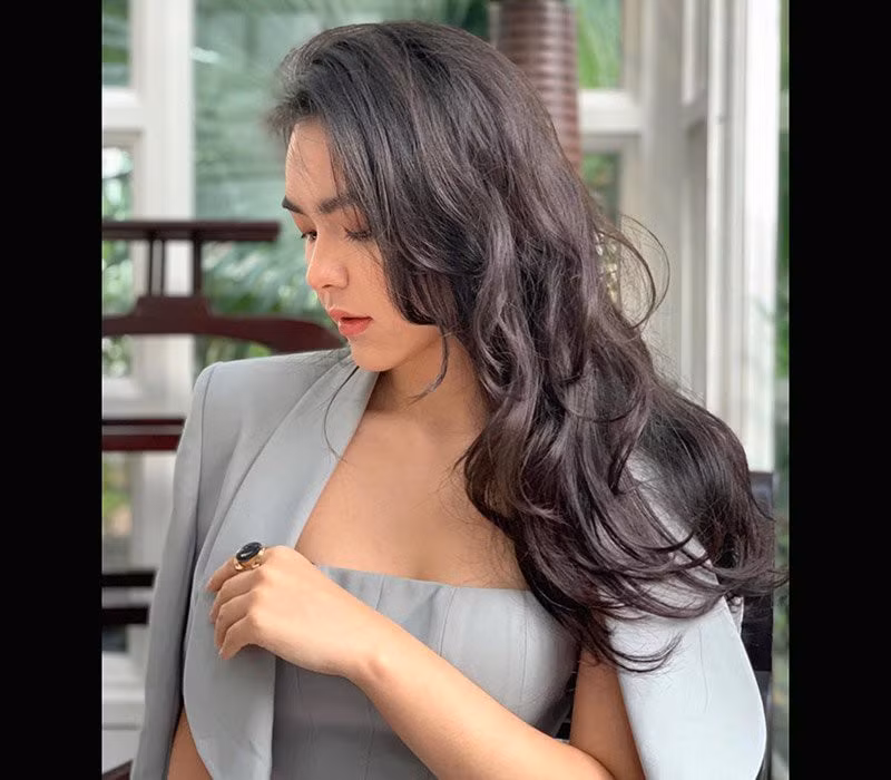 Hot girl lai sở hữu gương mặt thiên thần, ngây thơ nhưng cũng đầy lôi cuốn với ánh mắt bờ môi gợi cảm.