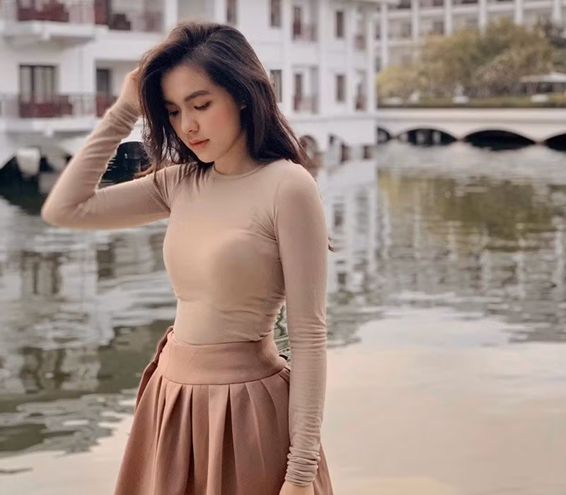 Hồ Thiên Trang có gu ăn mặc giản dị và để mặt mộc, tuy vậy dù không make up nhưng hot girl này vẫn cuốn hút người đối diện.