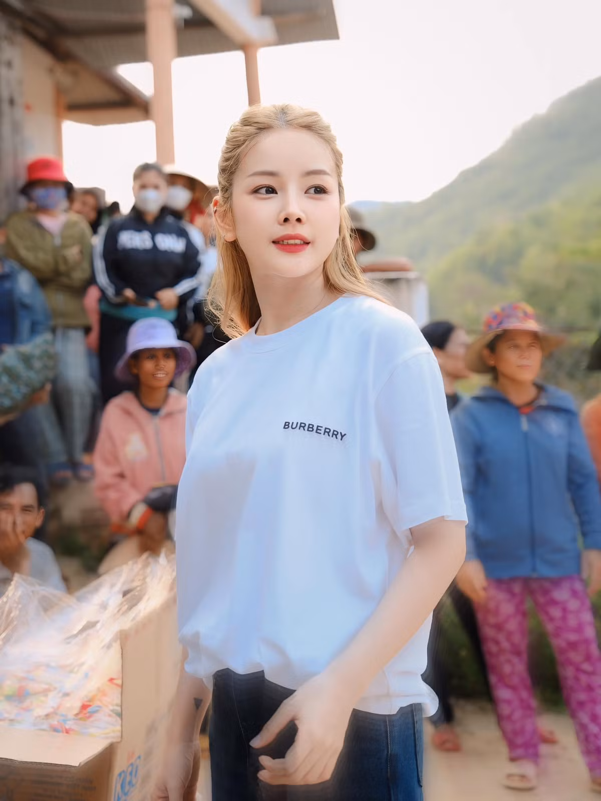 Mới đây trên trang cá nhân, nàng "búp bê DJ" của Việt Nam - DJ Mie vừa đăng tải những hình ảnh trong chuyến thiện nguyện của mình ở Quảng Nam kèm dòng trạng thái: "Mỗi ngày, tôi chọn một niềm vui".