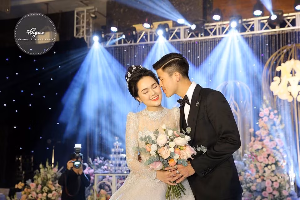 Thời gian gần đây, tin đồn Duy Mạnh "đi đường quyền" với Quỳnh Anh ngay trung tâm thương mại xuất hiện trên mạng xã hội khiến cộng đồng mạng xôn xao. Bởi lẽ cặp đôi vốn được mệnh danh là có tình yêu đẹp nhất làng bóng đá Việt Nam.