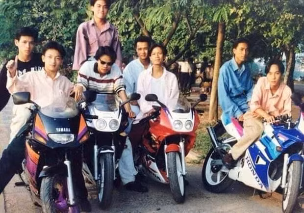 Những Rich Kid Hà Thành sở hữu xe phân khối lớn, khi phóng đi trên phố cũng khiến bất kỳ ai phải ngoái nhìn. Sở hữu những chiếc mô tô này oai y hệt cưỡi Lamborghini này nay. Thêm chiếc kính râm thì chỉ có ngầu hết sảy.