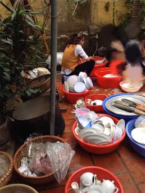 Một, hai mâm bát không sao nhưng hàng chục mâm, bát đĩa ngổn ngang mà lại "để dành" cho riêng cô con dâu tương lai thì đúng là không ai chấp nhận được.