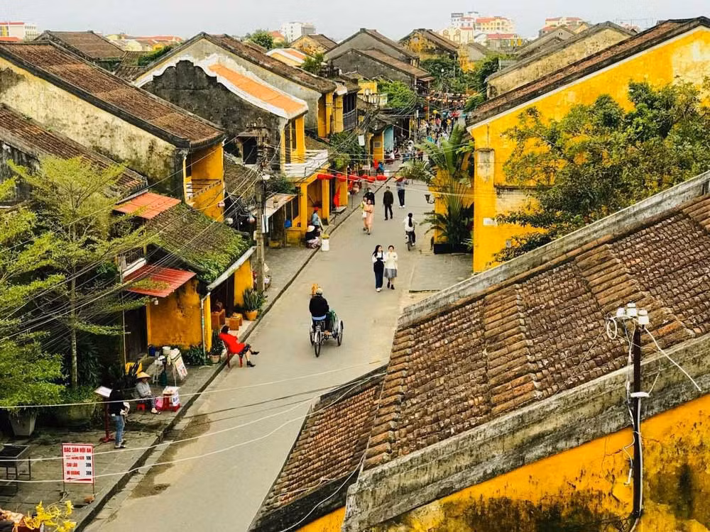 Đường Trần Phú đứng thứ 45 trên tổng số 71 đường phố đẹp nhất của thế giới được vinh danh. Nhìn từ trên cao, con đường mang tên người tổng Bí thư lỗi lạc mang vẻ đẹp bình dị, yên ả. Thời gian đã nhuốm màu cũ kĩ cho những mái ngói cổ kính. Trên sắc vàng đặc trưng của những bức tường là nét rêu phong loang lổ.