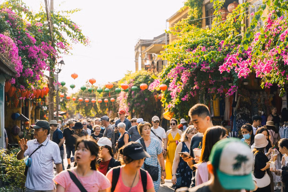 Vào mùa du lịch, con đường thu hút rất nhiều người đến tham quan, check-in, đặc biệt vào các dịp nghỉ lễ.