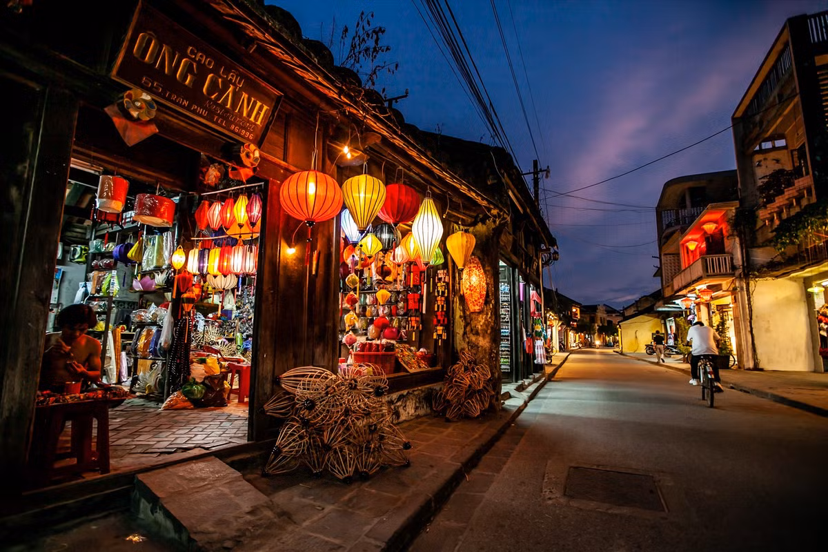 Buổi tối khi lên đèn, con đường lại mang một phong vị khác, vừa nên thơ trữ tình nhưng cũng rất yên bình với ánh đèn từ các hàng quán nhỏ chủ yếu bán đồ thủ công.