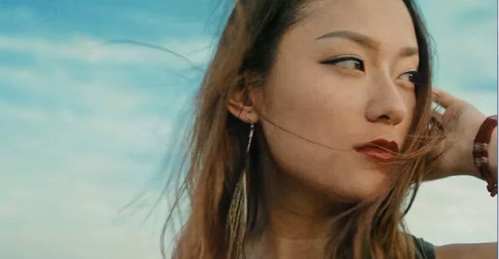 Hồ Thu Anh (1994, Hà Nội) được biết đến là "hot girl cổ trang" khi xuất hiện trong MV Lạc Trôi của Sơn Tùng M-TP.