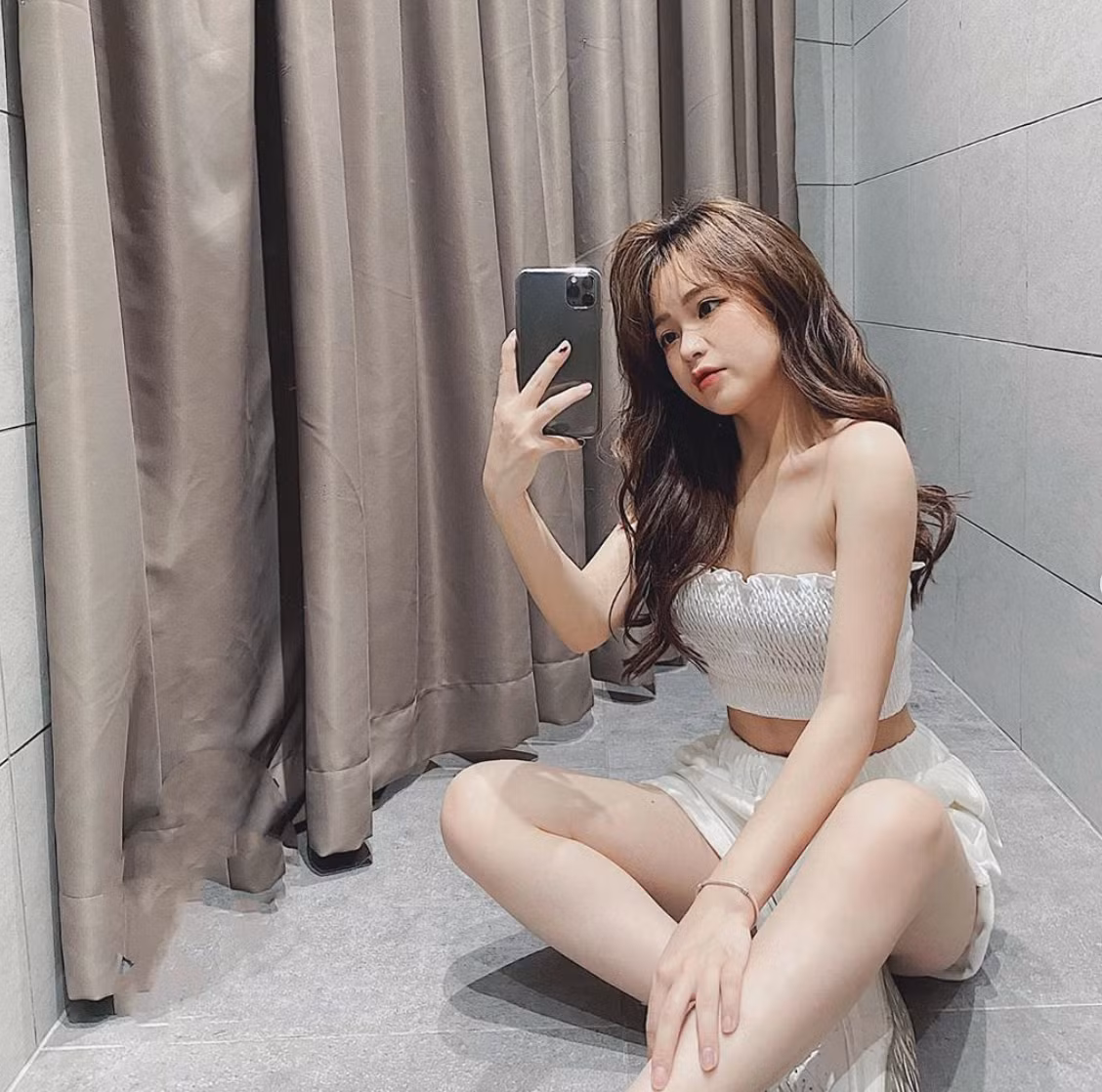 Cụ thể, trên trang cá nhân của mình sau khi tin đồn tiếp xúc với bệnh nhân nhiễm Covid-19 được loan đi, Thanh Thủy để lại bài đăng: "Đã không biết cái gì còn đăng lên xong đưa ảnh vớ va vớ vẩn, chịu luôn đấy chả hiểu nghĩ gì". Dòng trạng thái của "hot girl 1m52" nhanh chóng thu hút sự chú ý của dân mạng.