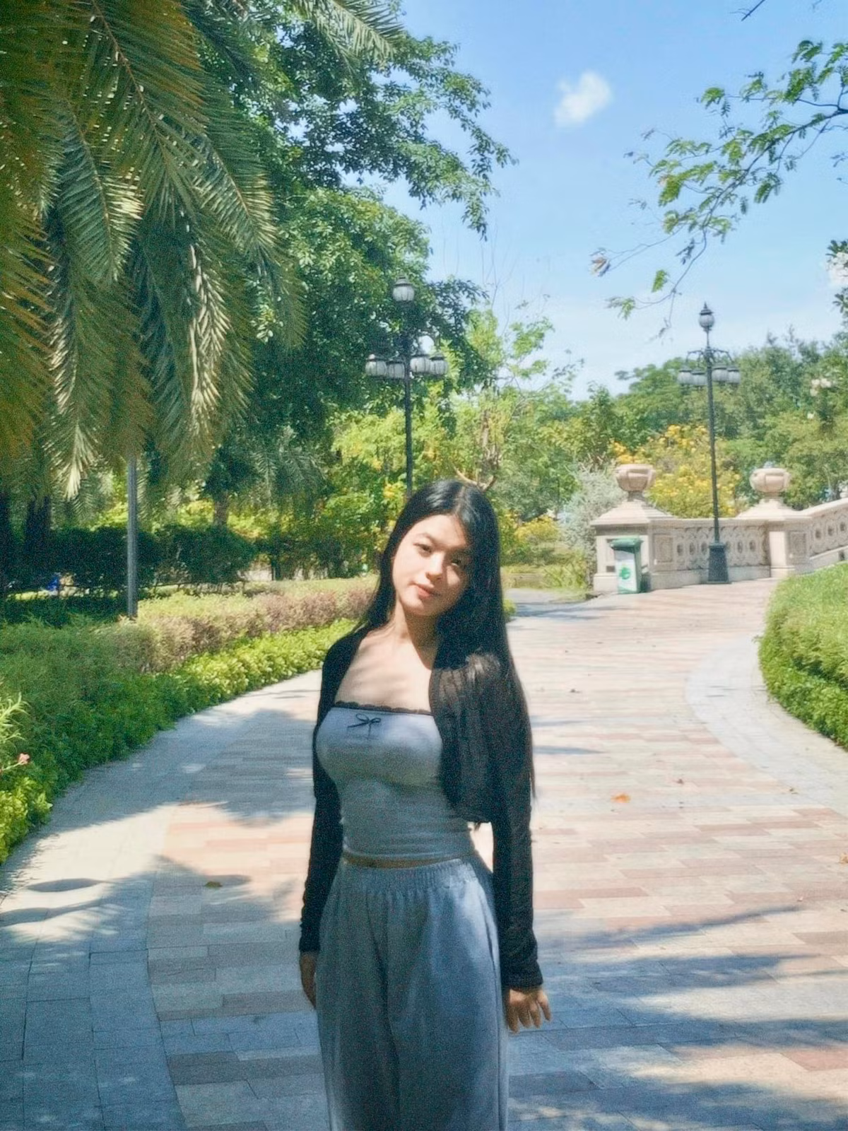 Ở độ tuổi 20, Hồng Khanh không chỉ tài năng mà còn được khen ngợi về sắc vóc. Cô nàng vẫn giữ được giao diện đáng yêu với khuôn mặt đầy trong trẻo nhưng phong cách lại rất quyến rũ.