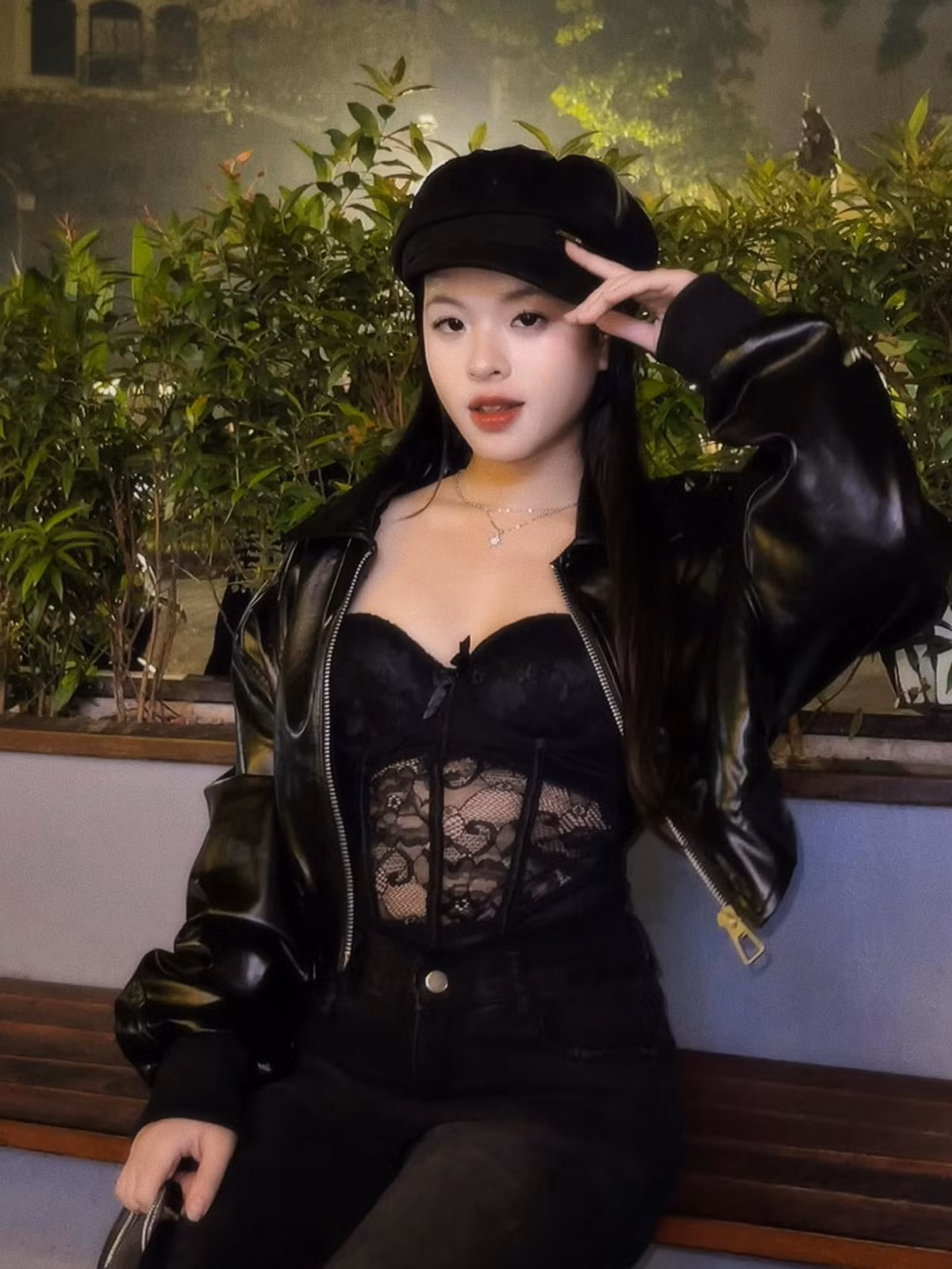 Đôi lúc, Hồng Khanh cũng phá cách với những outfit cá tính.