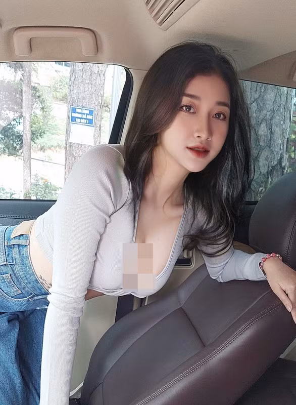 Cô nàng cũng thường xuyên lên sóng với những trang phục cắt hở mạnh tay, đặc biệt ở vị trí vòng 1.