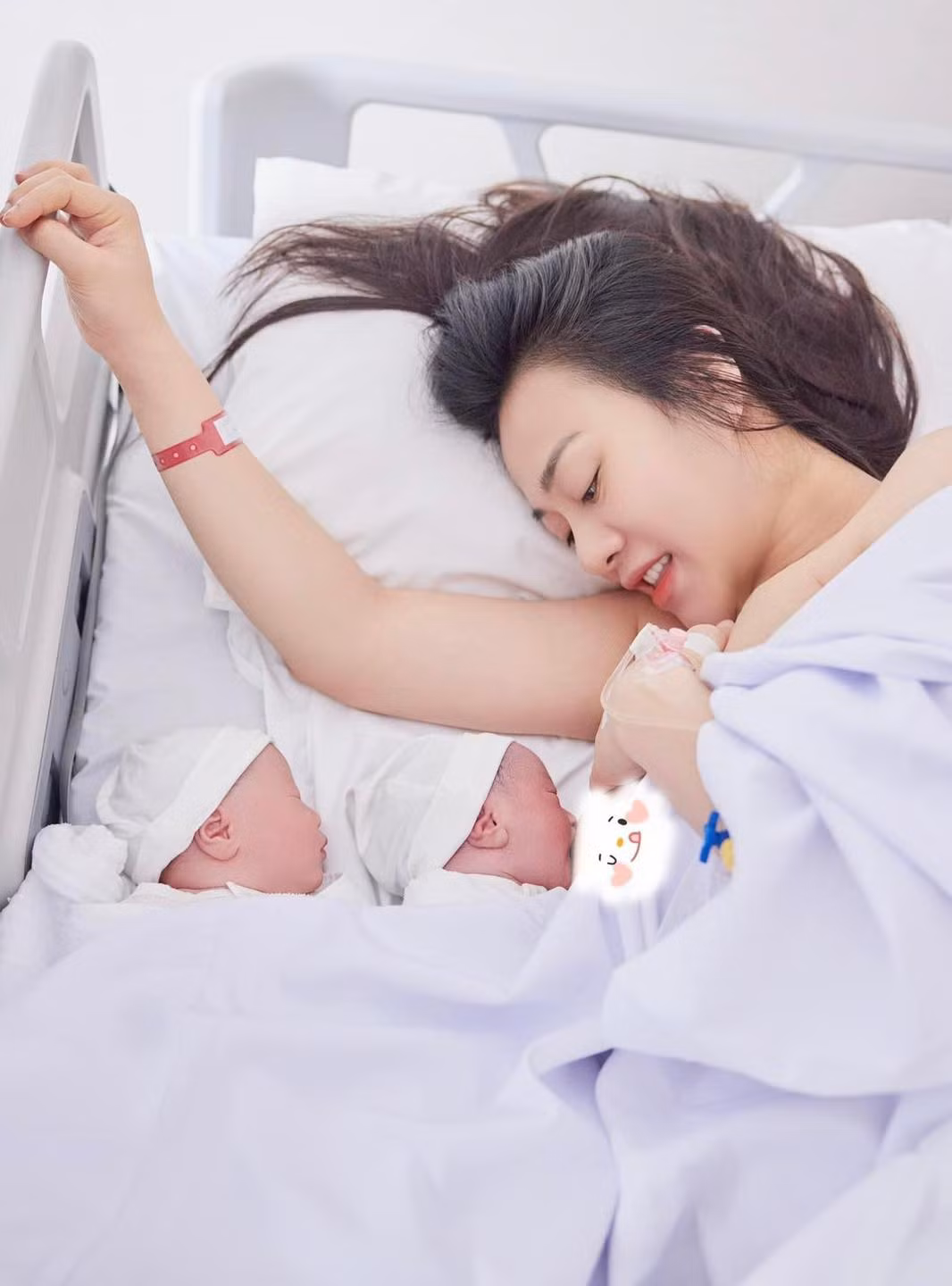 Trước đó trên trang cá nhân, diễn viên Phương Oanh cũng báo tin vui đến người hâm mộ khi chia sẻ bức ảnh vừa sinh hai con đầu lòng. Nữ ca sĩ đặt tên thân mật cho hai bé là Jimmy và Jenny. Cô bày tỏ: "Jimmy và Jenny xin chào thế giới ạ! Vậy là mẹ con mình đã hoàn thành xuất sắc chặng đầu tiên.