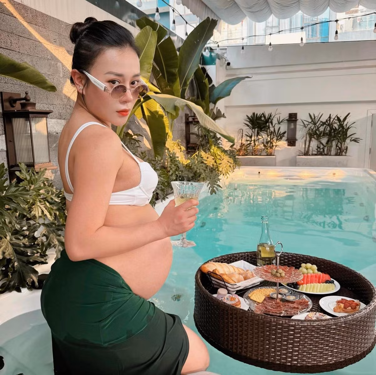 Phương Oanh kết hôn với Shark Bình vào tháng 6/2023 và thông báo mang thai con đầu lòng vào tháng 10 cùng năm. Nữ diễn viên đã thực hiện phương pháp thụ tinh ống nghiệm và mang bầu song thai.