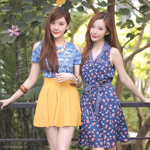 Cặp chị em Elle và Jessica Yamada đến từ Jakarta (Indonesia), được cộng đồng mạng nhiều nước châu Á biết đến bởi vì có gương mặt giống nhau và xinh như hot girl.