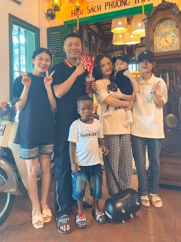 Vì sống cùng với team châu Phi từ bé nên Lôi con nói tiếng Việt rất sõi, thuộc làu làu nhiều bài hát tiếng Việt.
