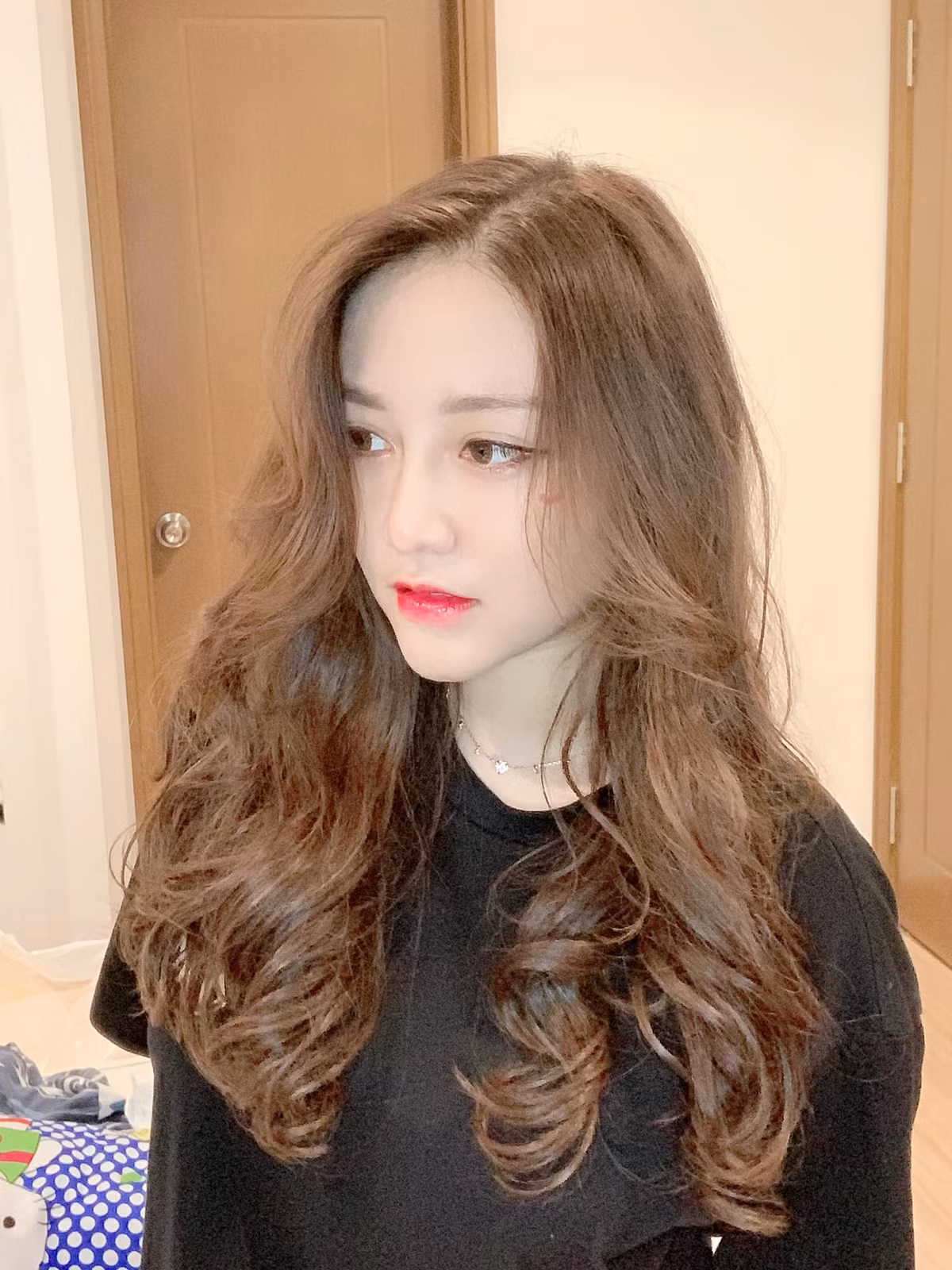 Trước đó, Kiều Anh từng khá nổi tiếng trong cộng đồng game thủ vì vẻ ngoài xinh đẹp, kỹ năng chơi game tốt, cô nàng cũng thường xuyên thực hiện các bộ ảnh cosplay nóng bỏng.